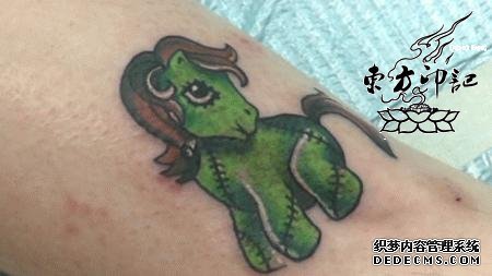 美国民众纹小马驹纹身 支持自杀未遂小男孩