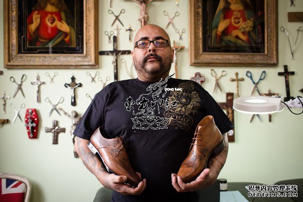 英国著名纹身师亨利·哈特的私人定制纹身鞋