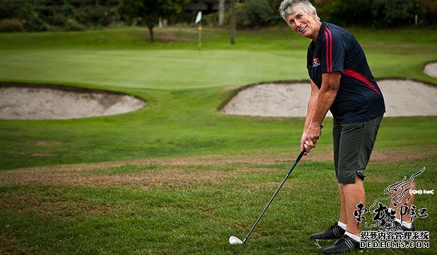 65岁老妇痴迷高尔夫 每进球必纹身庆祝