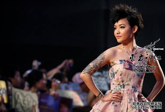 范晓萱脖颈纹佛手纹身：代表打招呼