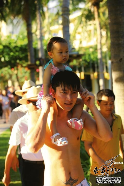 贾乃亮携女三亚海滩玩耍  肚脐纹身抢镜