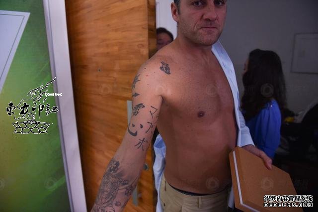 维耶里秀纹身 笑言执教国足遭网友炮轰