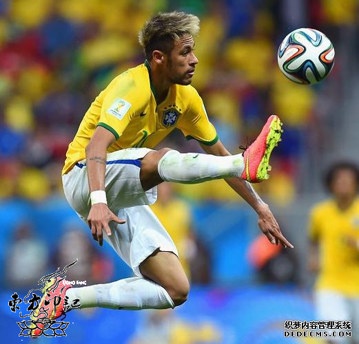 巴西球迷模仿内马尔纹身 用同一个纹身师