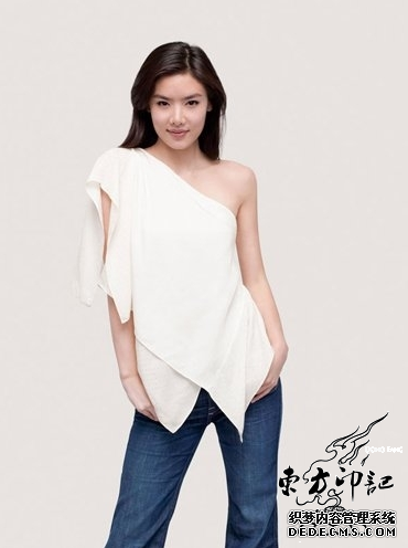 乐基儿为新男友纹身：一条飞鱼