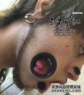 纹身已疯狂，还要在脸上凿洞？