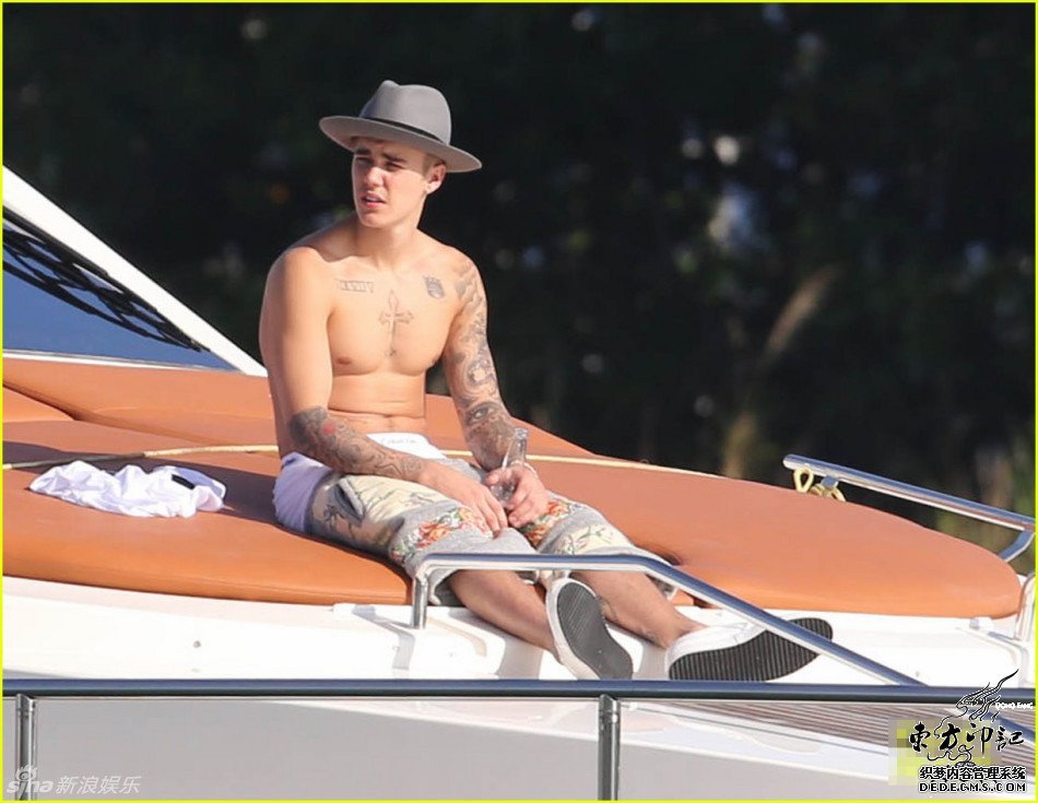 贾斯汀比伯半裸露纹身  迈阿密游艇晒太阳
