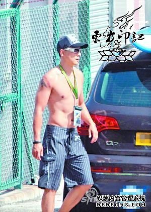 吴彦祖丧母后首现身  滑水解忧露纹身