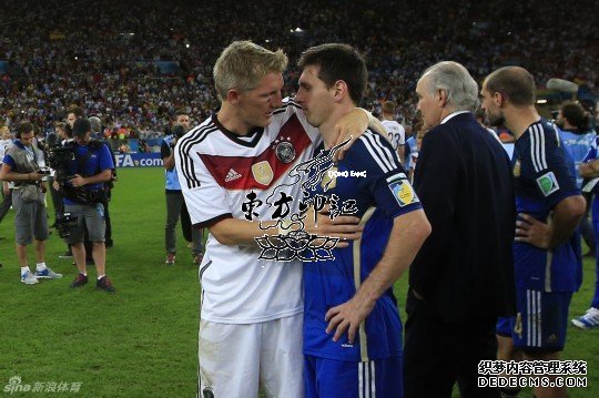 小猪赛后拥抱梅西  曾拒绝用纹身遮盖疤痕