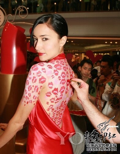 吴彦祖老婆Lisa S彩绘红唇纹身  直言适合夫妇