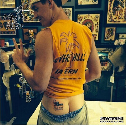 球迷屁股纹身惹争议  网友出招修改