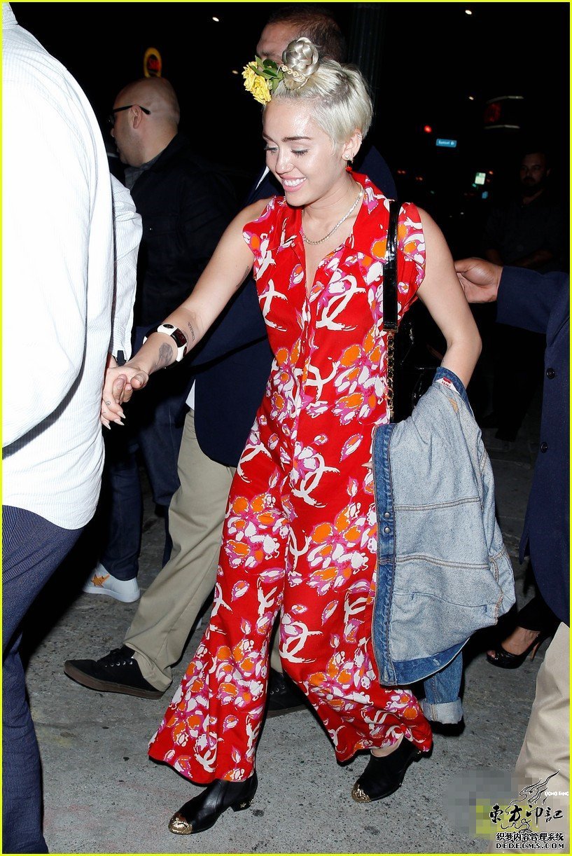 麦莉“花姑娘”造型亮相  赤膊露纹身