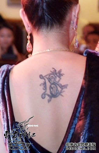韩星宝儿后背纹个性纹身 时尚装扮弥补个矮