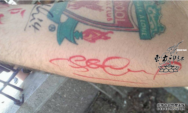 球迷的胳膊纹身竟然是这么火的！