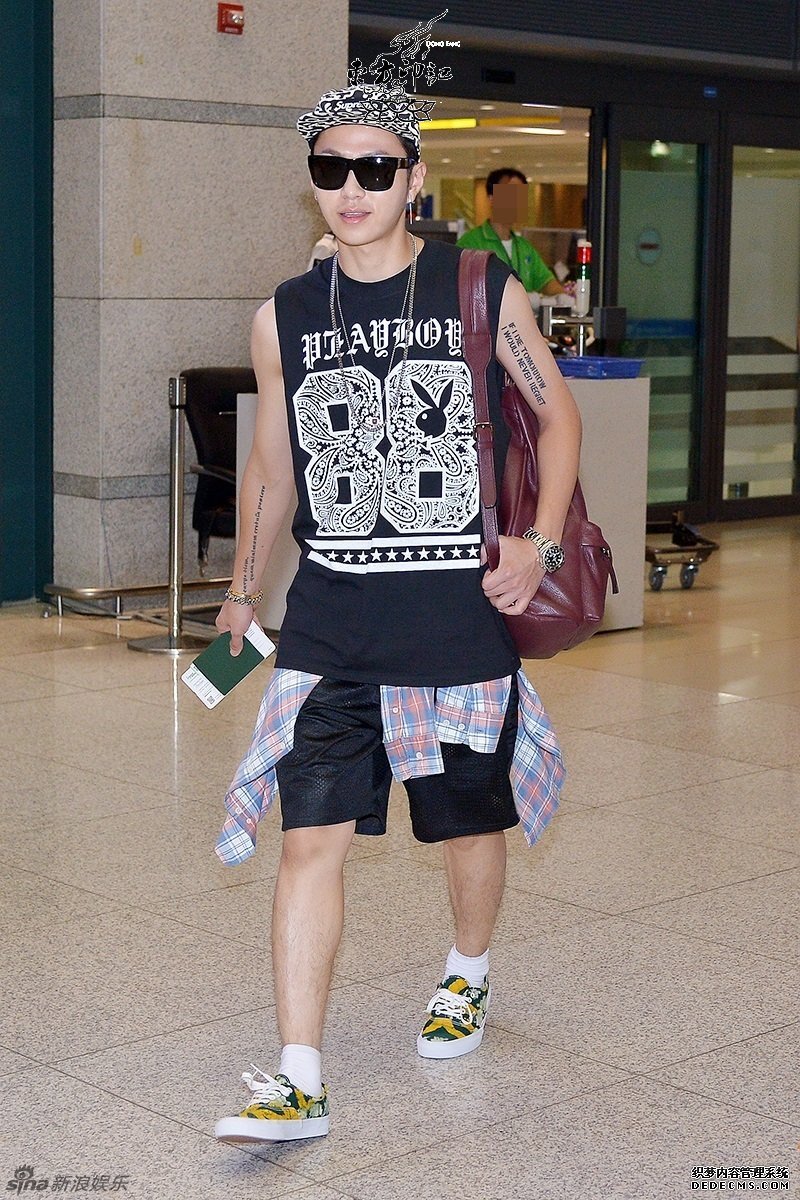 韩星龙俊亨现身机场  潮范儿打扮纹身抢镜