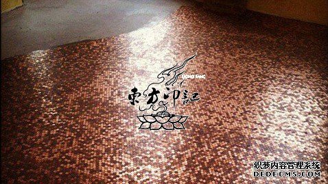 纹身店老板用25万个硬币铺地板