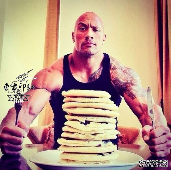 巨石强森为新片练肌肉 巨臂纹身格外抢镜