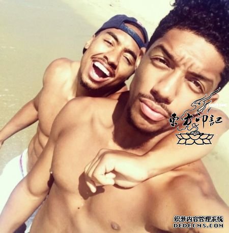 小杰森基德或与男友完婚  手指纹爱的纹身