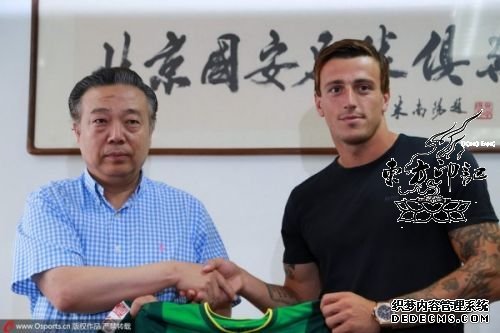 国安引进“最帅新援”  瑞典前锋纹身抢镜