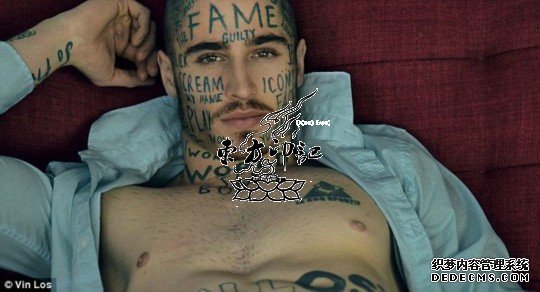 加拿大男模脸上纹单词纹身 被指很傻很丑