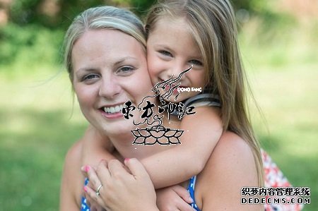 最后一封情书：英国女子脚上纹亡夫情书纹身