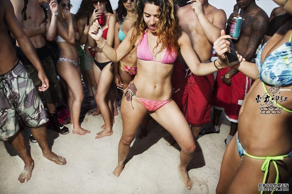 美国青少年暑假生活：纹身、比基尼、海滩