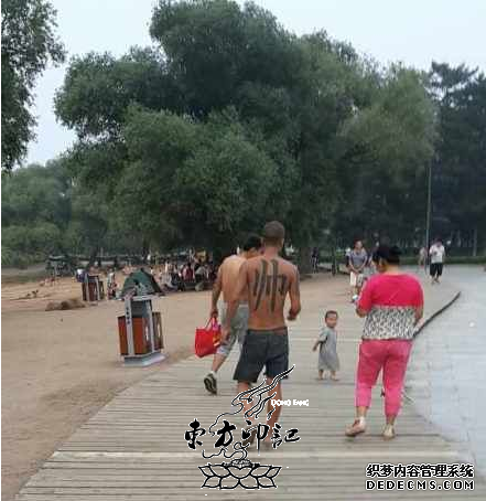 男子后背纹“帅”字纹身 真正的“帅气外露”