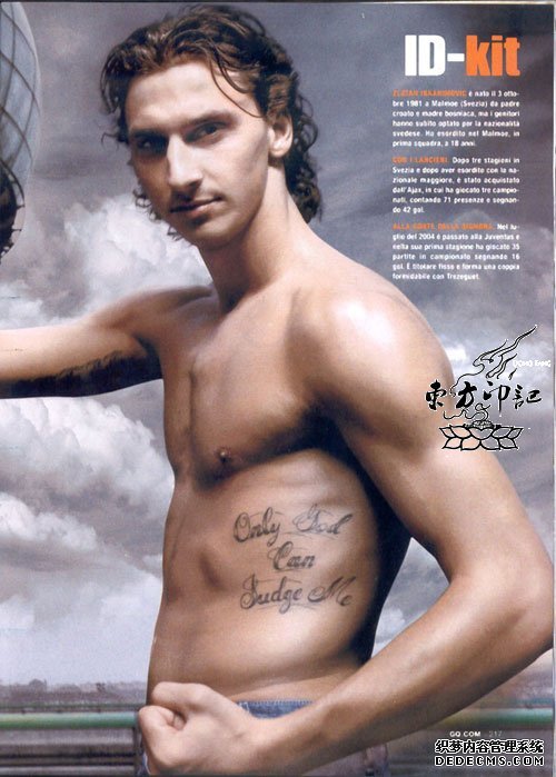 球星伊布现身香港赛场 掀衣大秀后背纹身