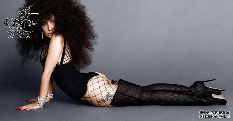 Lady GaGa剪裙，大秀腿部纹身