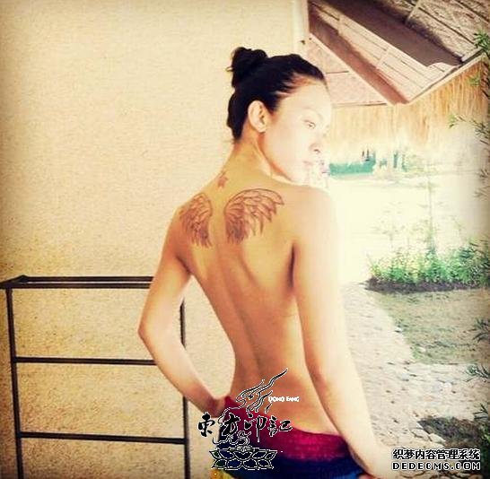 日本女星秋元才加半裸照曝光 秀翅膀纹身