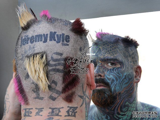 英国马修·惠兰再出新招，胸部植硅胶造3D纹身