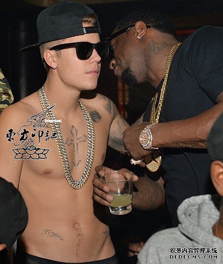 贾斯汀比伯秀事业低迷，靠纹身吸引眼球