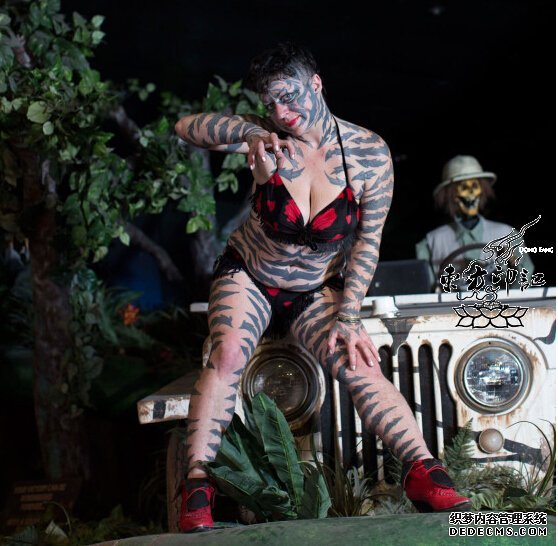 纹身新八卦:美国虎皮纹身女子夺人眼球