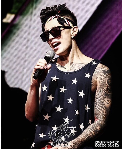 纹身新八卦：朴宰范发布新专辑 纹身酷炫