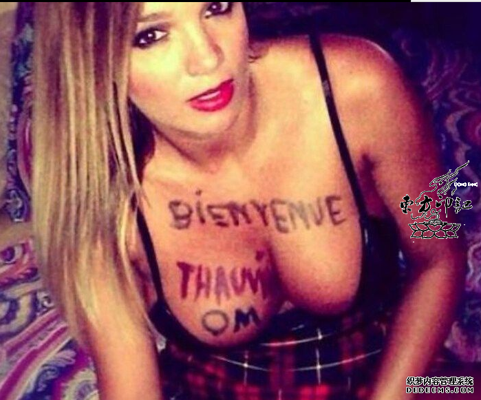 女球迷胸部纹身只为祝福伊布33岁生日