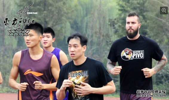 拉杜利察和中国队友互赞纹身，以纹身为开场白