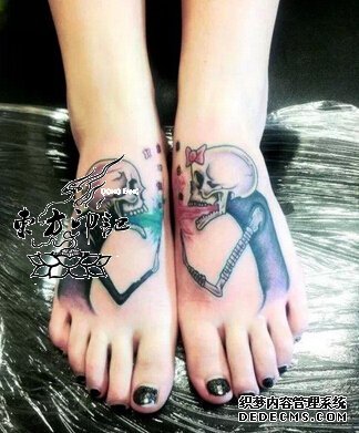 脚背纹身，虽然疼痛却非常美丽