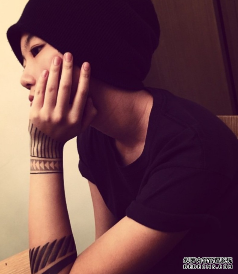 赵薇窦靖童自拍，窦靖童纹身抢镜