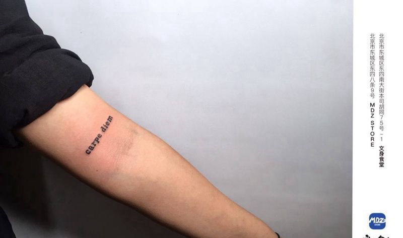 carpe diem纹身图片_手臂线构纹身图案