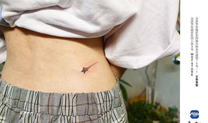 流星纹身图片_腰部文字纹身图案