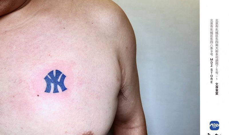 YN纹身图片_胸部英文纹身图案