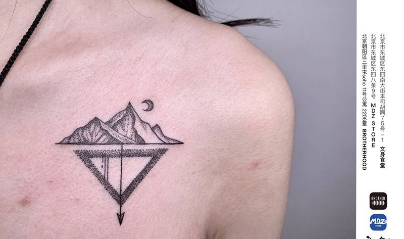 无标题纹身图片_胸部几何纹身图案