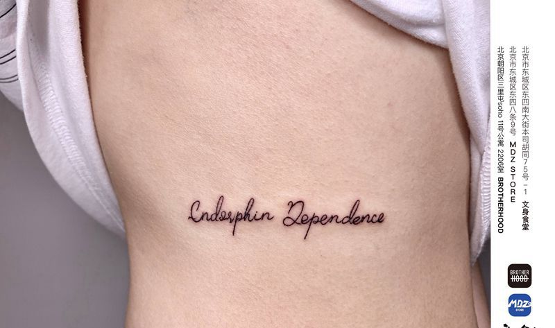 无标题纹身图片_腰部英文纹身图案