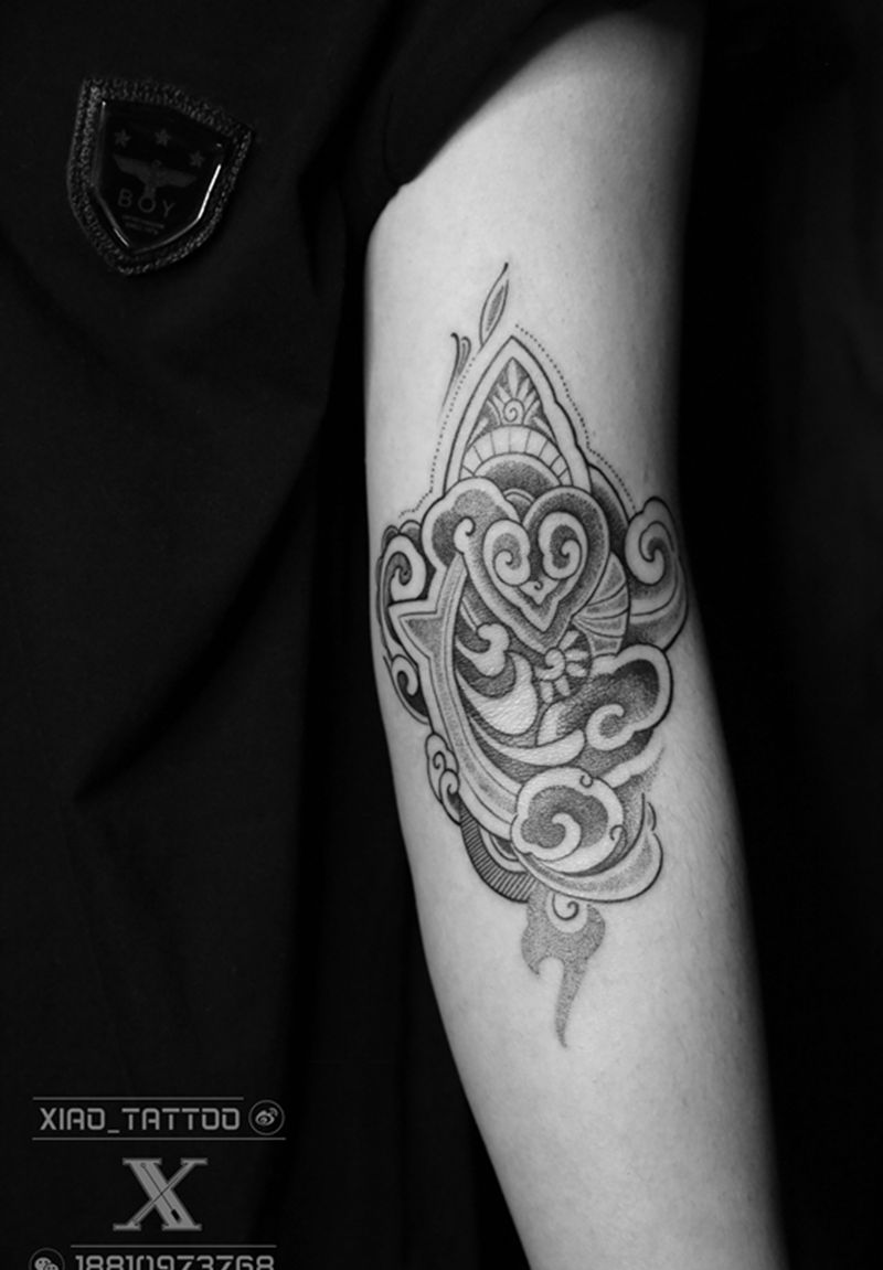 花纹身图片_手臂点刺纹身图案