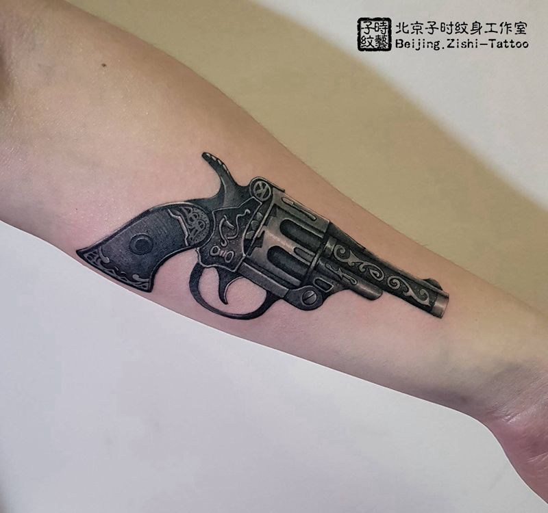 左轮手枪纹身图片_手臂纹身图案