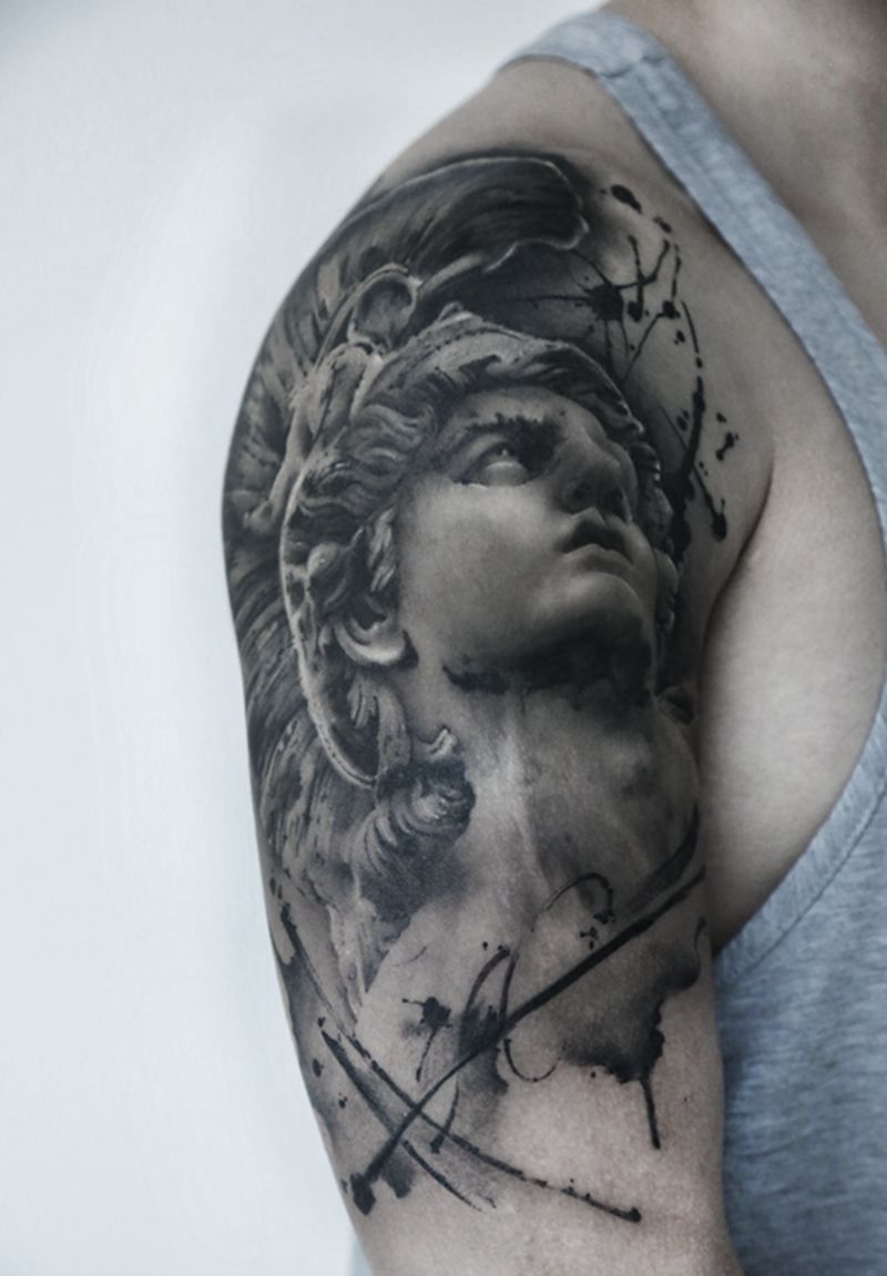 阿基琉斯纹身图片_肩部手臂欧美写实水墨纹身图案
