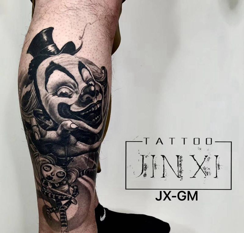 小丑纹身图片_腿部欧美写实纹身图案