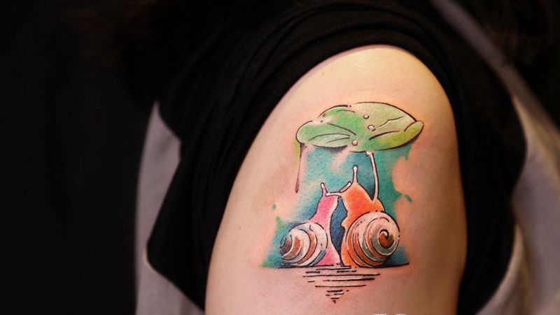 下雨天纹身图片_肩部手臂水彩纹身图案