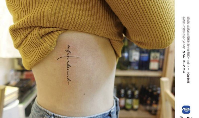 无标题纹身图片_腰部英文纹身图案