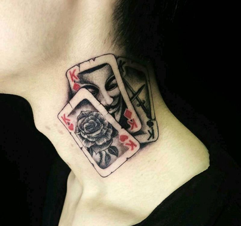 扑克牌纹身图片_颈部欧美写实纹身图案