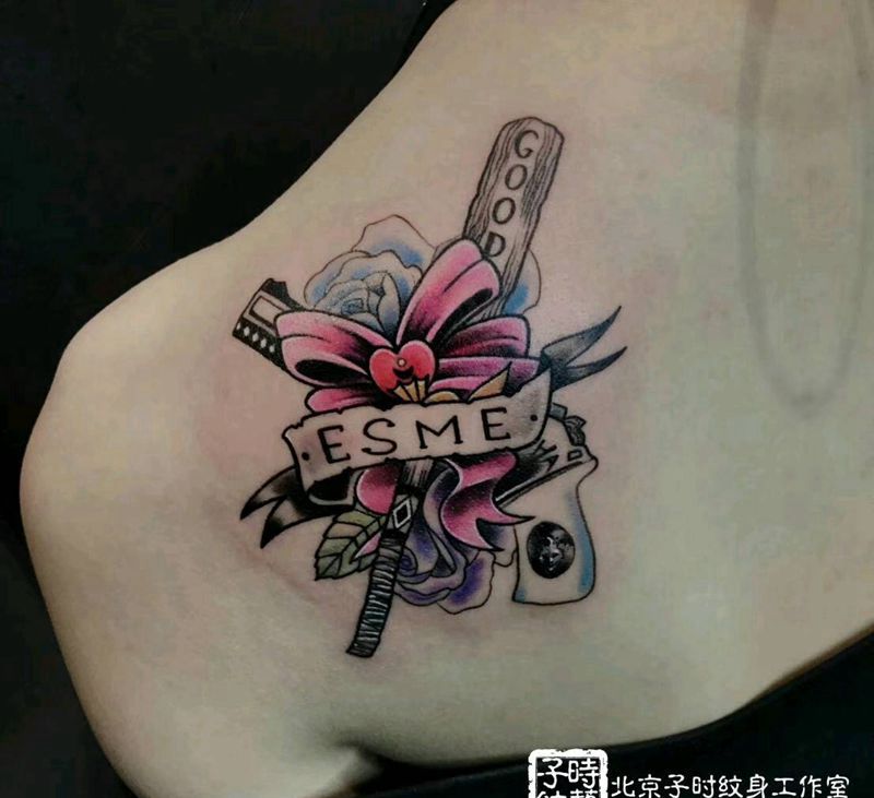 花纹身图片_肩部Old School纹身图案